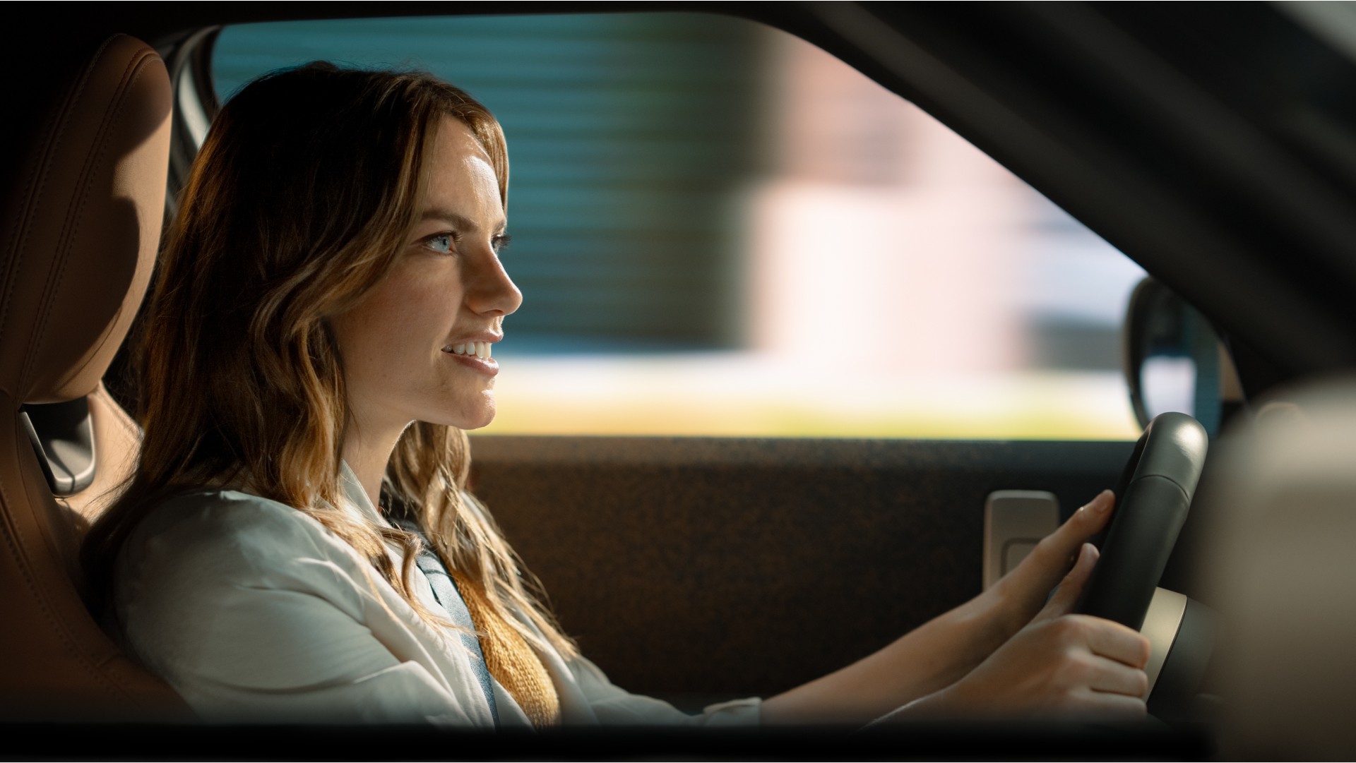 En kvinna som kör en MINI 